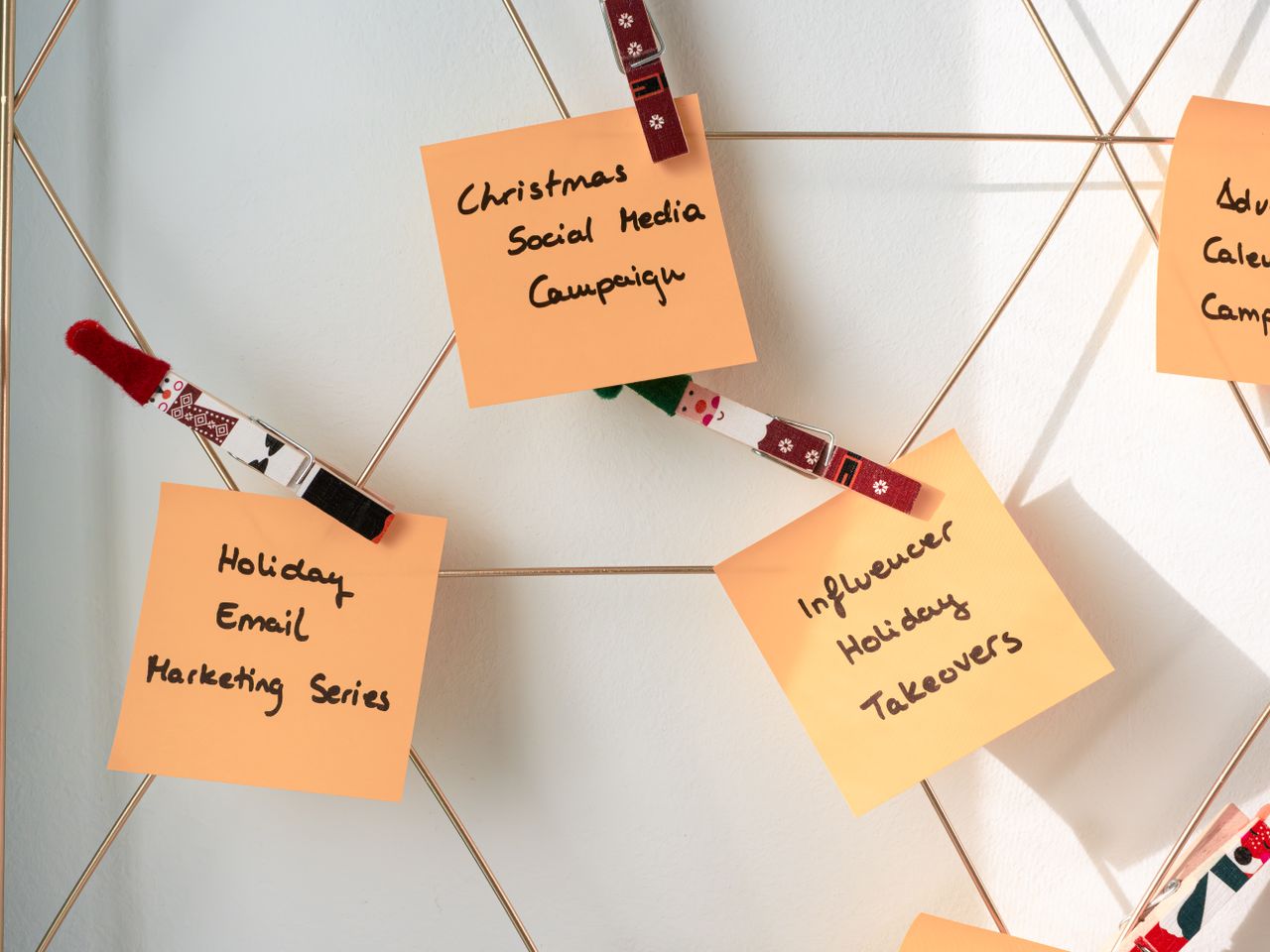 Post-it regroupant des idées de marketing de fin d’année pour les campagnes de Noël sur les réseaux sociaux et par e-mail.