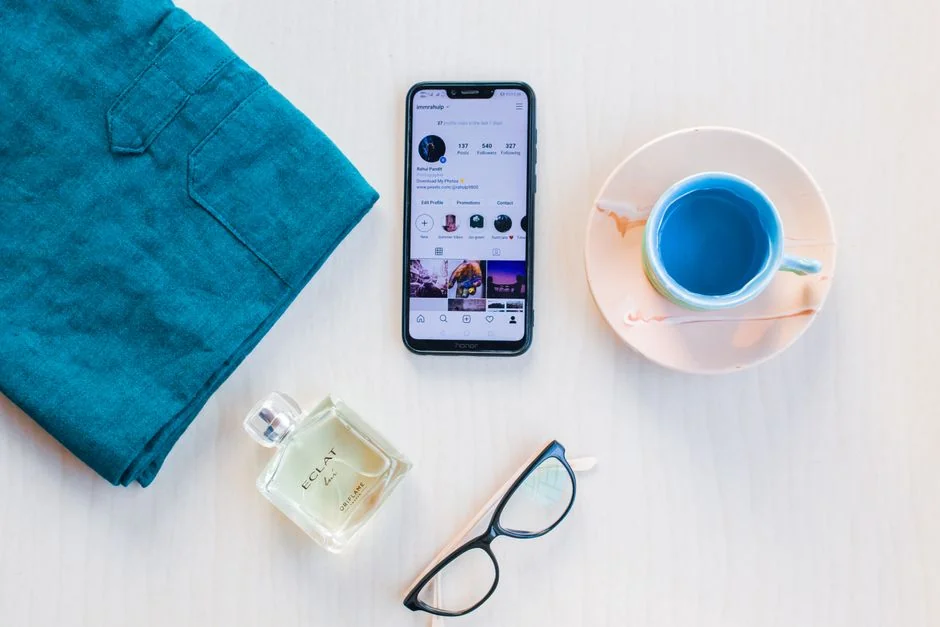 Vue rapprochée de mains utilisant un smartphone pour la prise de rendez-vous en ligne, illustrant la commodité numérique moderne.