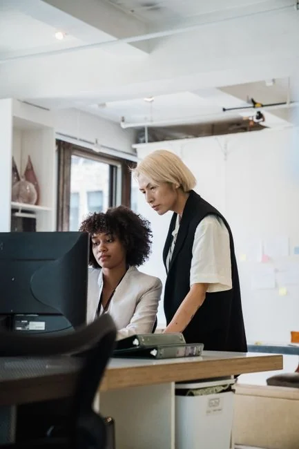Adulte travaillant sur un ordinateur portable dans un bureau moderne, illustrant la productivité et la concentration.